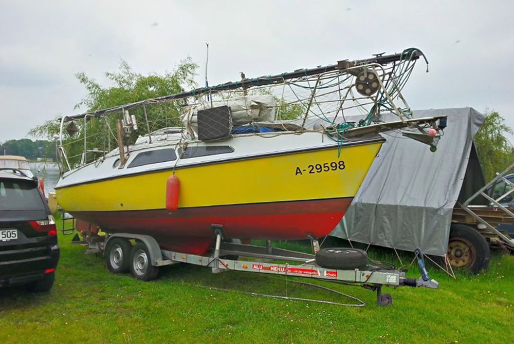 'Hai 710 AK' mit Außenborder und Straßentrailer 'Hai 710 AK' mit Außenborder und Straßentrailer